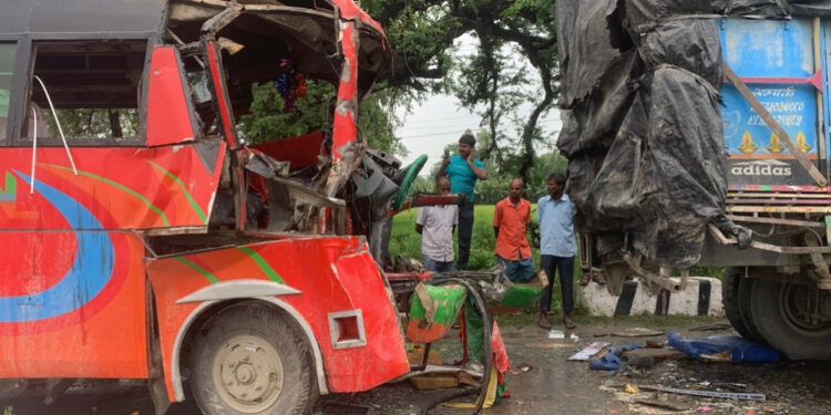 रोकी राखेको ट्रकमा बस ठोक्किँदा दुईको मृत्यु, १० जना घाइते